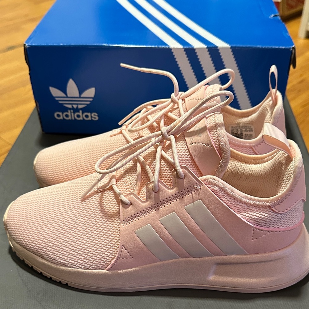 Adidas Women/Youth 
Light Pink Sneakers